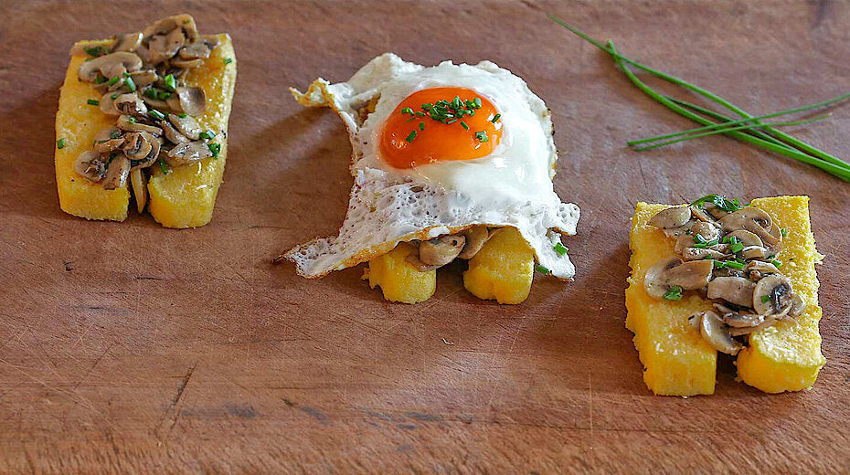 Polenta-Crostini mit Pilzen und Ei