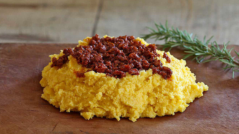 Polenta mit salsiccia-sugo