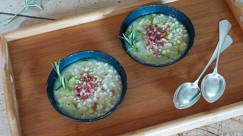 Gerstsuppe mit Zucchini und Speck