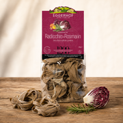 Pasta all'uovo al radicchio e rosmarino
