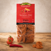 Pasta all'uovo con pomodoro e chilli