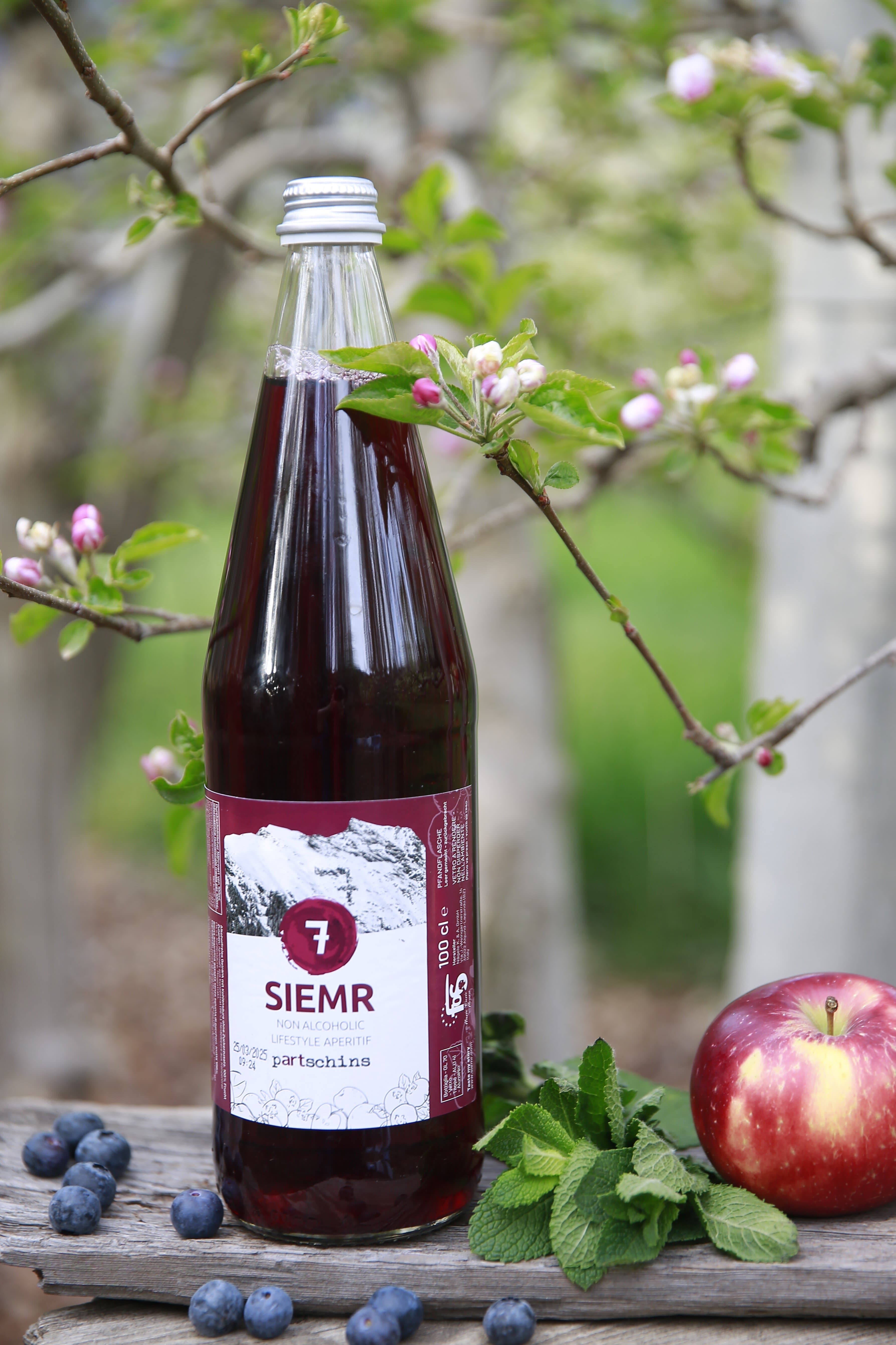 7 - Siemr - Erfrischungsgetränk aus Heidelbeere, Apfel und Minze 1l Flasche