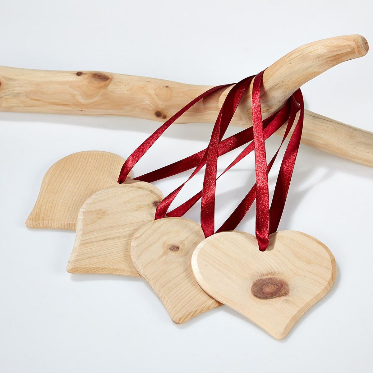 Dekozirmherz aus Zirbenholz mit rotem Satinband 10 * 10 * 0,5 cm